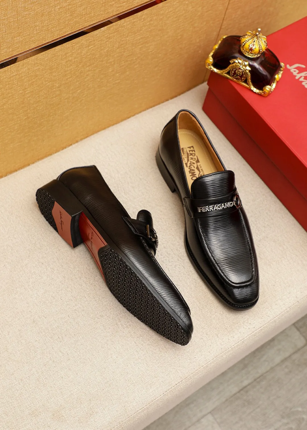 Men's shoes 💰460 💐 Product trademark: Ferragamo "Ferragamo" casual leather shoes Regular size: 38-44 (45.46🉑️customized) Product materials: Selected imported first-layer open-edge beaded cowhide floral upper + luxury hardware buckle, imported water-dyed cowhide leather lining. Strong three-dimensional visual effect, original outsole color: 2⃣️seed leather materials optional